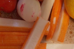 Salata cu surimi (pasta din carne de peste)