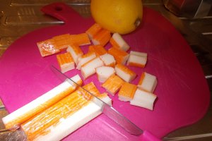 Salata cu surimi (pasta din carne de peste)