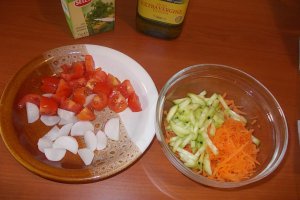 Salata cu surimi (pasta din carne de peste)