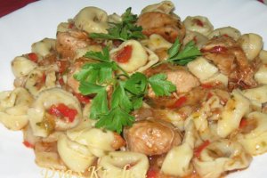 Tortellini cu piept de pui in sos picant