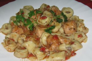 Tortellini cu piept de pui in sos picant