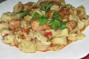 Tortellini cu piept de pui in sos picant