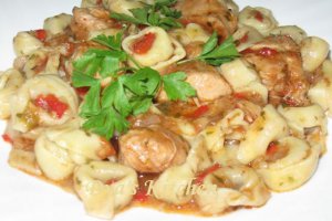 Tortellini cu piept de pui in sos picant