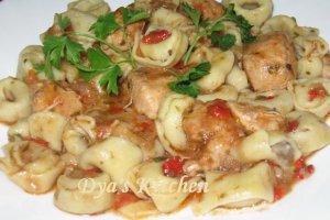 Tortellini cu piept de pui in sos picant