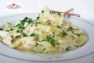 Farfalle cu pui in sos alb