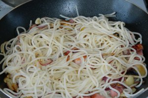 Omleta cu spaghete