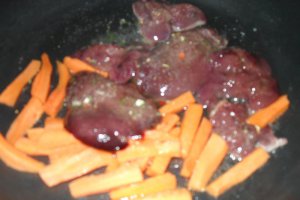 Ficatei de pui cu otet balsamic si garnitura de cartofi pai si morocvi