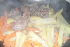 Ficatei de pui cu otet balsamic si garnitura de cartofi pai si morocvi