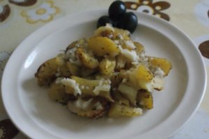 Cartofi cu ierburi aromate la cuptor si mujdei