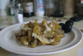 Cartofi cu ierburi aromate la cuptor si mujdei