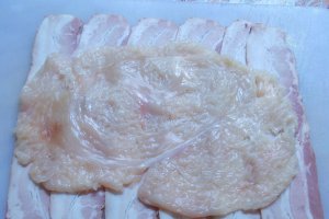 Rulouri din piept de pui umplute cu bacon, capsuni, migdale si legume