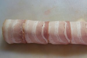 Rulouri din piept de pui umplute cu bacon, capsuni, migdale si legume