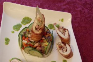 Rulouri din piept de pui umplute cu bacon, capsuni, migdale si legume