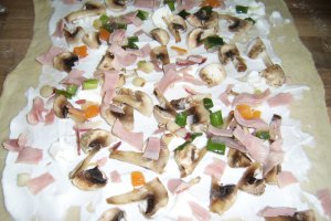 Rulouri cu cascaval,sunca si ciuperci