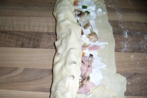 Rulouri cu cascaval,sunca si ciuperci