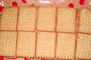 Prajitura cu mere si biscuiti