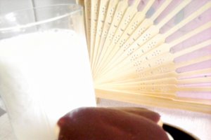 Biscuiti cu "hainuta" de ciocolata
