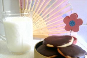 Biscuiti cu "hainuta" de ciocolata