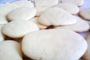 Biscuiti cu "hainuta" de ciocolata