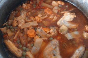 Ghiveci de legume cu aripioare de pui
