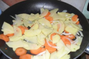 Cartofi cu morcov, ceapa si mozzarella