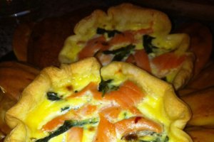 Mini-quiches cu spanac si somon