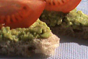 Tartine cu avocado si branza