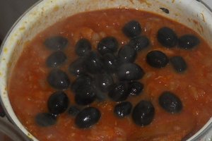 Mancarica scazuta de porc cu masline