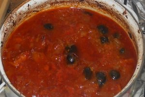 Mancarica scazuta de porc cu masline