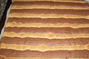 Tort bicolor cu frisca si capsuni