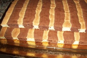 Tort bicolor cu frisca si capsuni