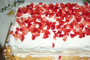 Tort bicolor cu frisca si capsuni