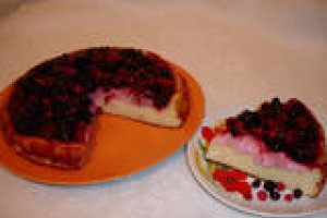 Tarta cu fructe de padure si crema de capsuni