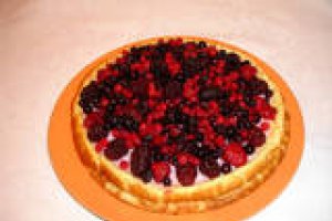 Tarta cu fructe de padure si crema de capsuni