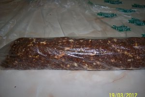 Salam de biscuiti reteta cu stafide, nuci si migdale