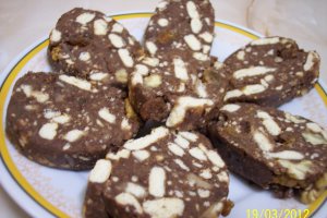 Salam de biscuiti reteta cu stafide, nuci si migdale