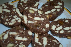 Salam de biscuiti reteta cu stafide, nuci si migdale