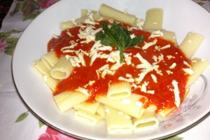 Rigatoni cu sos de ardei rosii