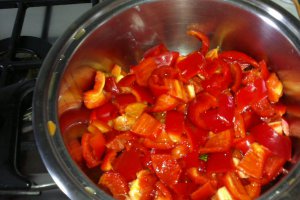 Rigatoni cu sos de ardei rosii