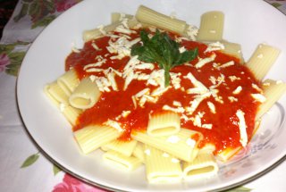Rigatoni cu sos de ardei rosii