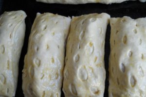 Strudel cu varza acra si carnat
