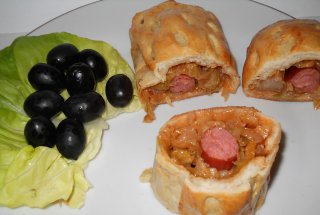 Strudel cu varza acra si carnat