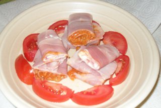 Rulouri de prosciutto cotto cu crema de branza si zacusca taraneasca