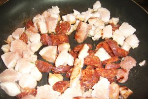 Ficatei de pui cu bacon,chorizo si usturoi