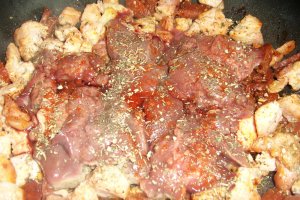 Ficatei de pui cu bacon,chorizo si usturoi