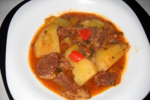 Gulas de vita cu cartofi