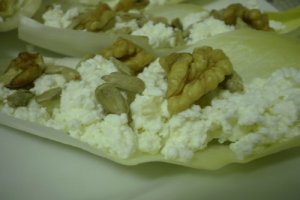 Andive cu branza, seminte si nuci