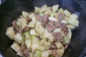 Tocanita din pulpa de porc cu zucchini si frisca de gatit