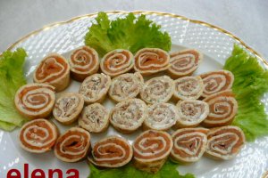 Rulouri din clatite, umplute cu somon afumat si ton