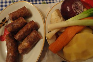 Ciorba de cartofi cu carnati de casa afumati - reteta traditionala romaneasca